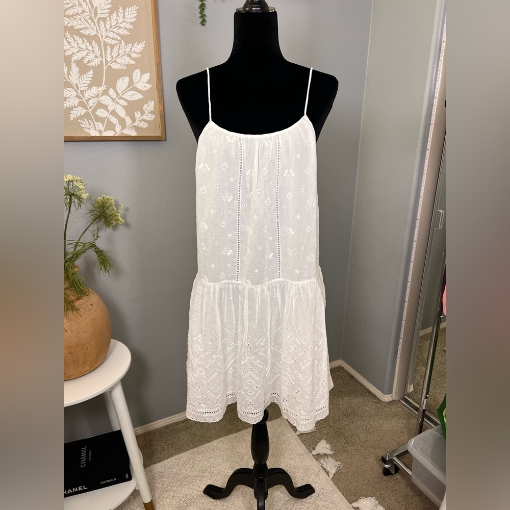 Elegant White Sleeveless Dress